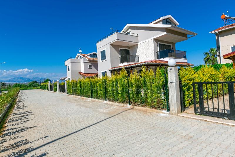 Отель Paradise Town Villa Cordelia