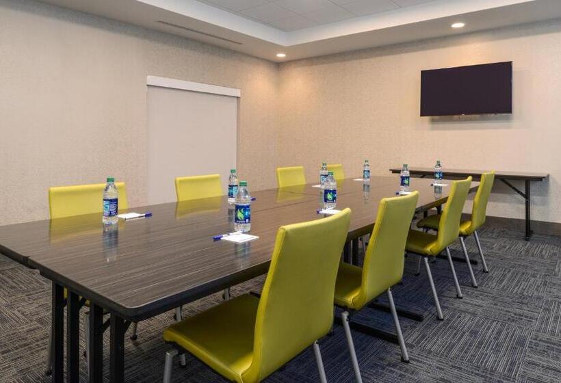 Отель Holiday Inn Express & Suites St. Petersburg Madeira Beach, An Ihg
