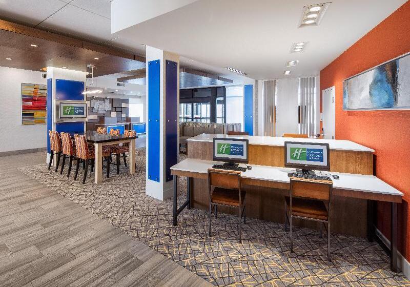 هتل Holiday Inn Express & Suites East Peoria  Riverfront