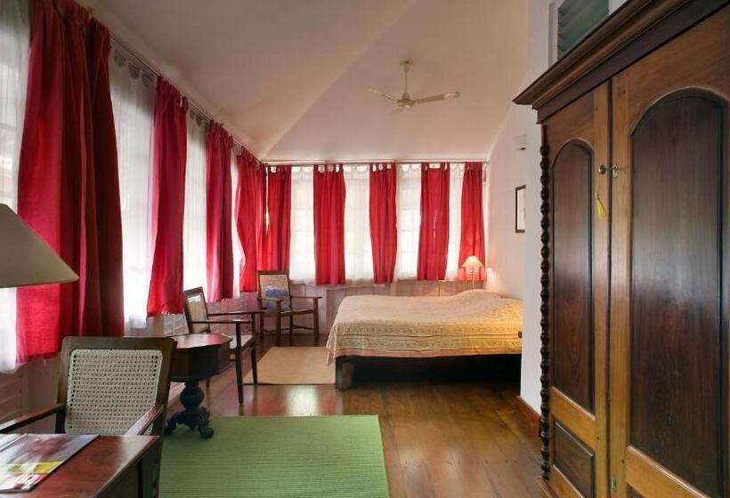 هتل Neemrana S Tower House