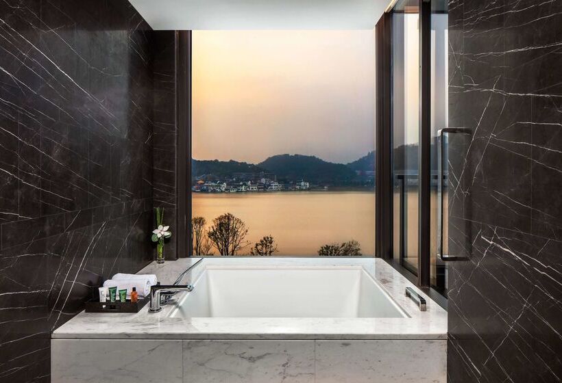 استراحتگاه Hilton Ningbo Dongqian Lake