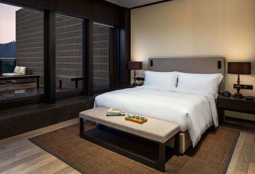 استراحتگاه Hilton Ningbo Dongqian Lake
