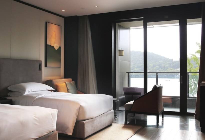 استراحتگاه Hilton Ningbo Dongqian Lake