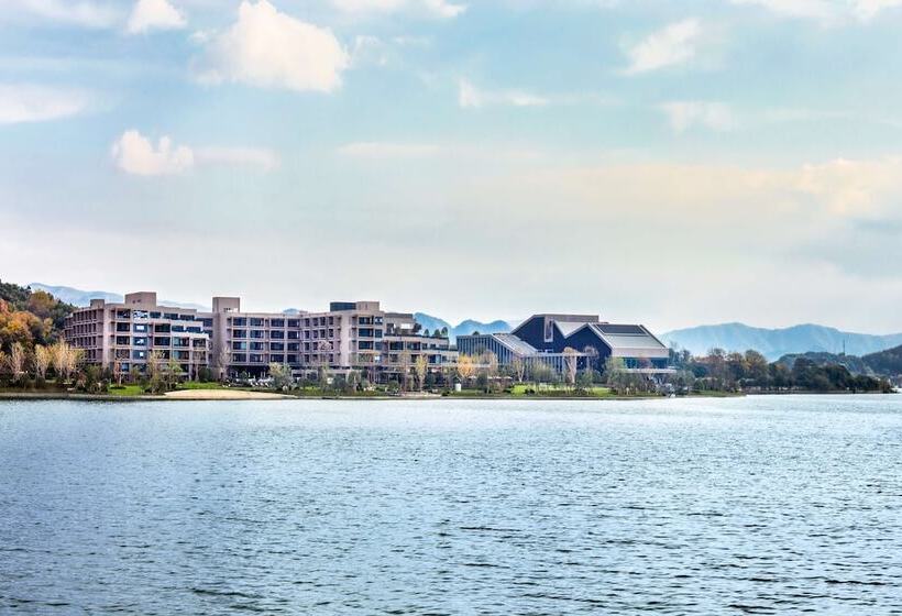 استراحتگاه Hilton Ningbo Dongqian Lake