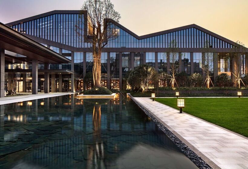 استراحتگاه Hilton Ningbo Dongqian Lake