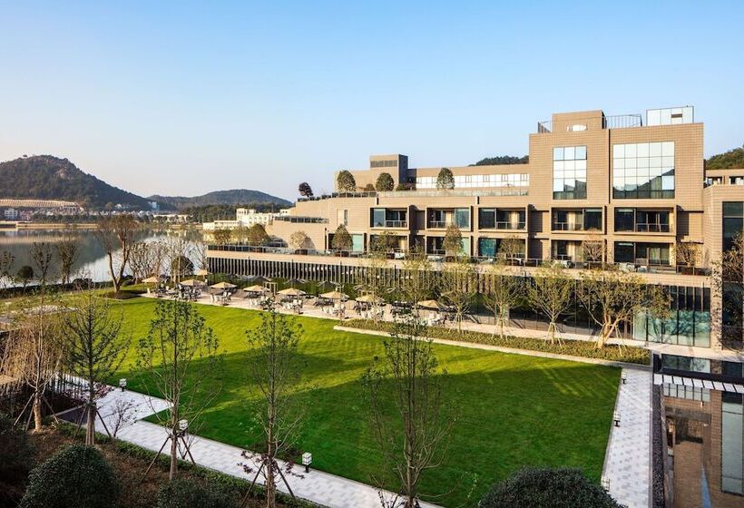 استراحتگاه Hilton Ningbo Dongqian Lake