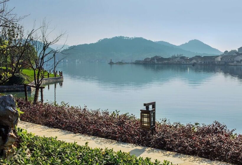 استراحتگاه Hilton Ningbo Dongqian Lake