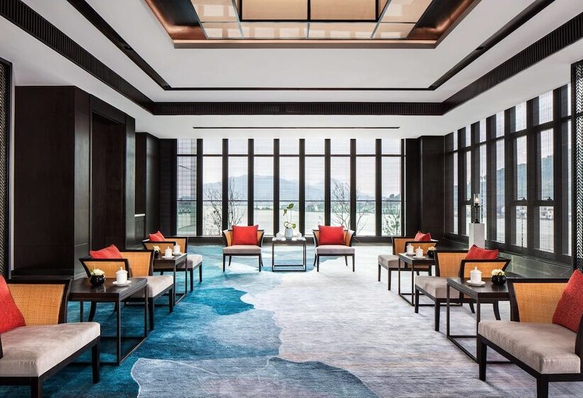 استراحتگاه Hilton Ningbo Dongqian Lake