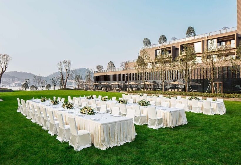 استراحتگاه Hilton Ningbo Dongqian Lake