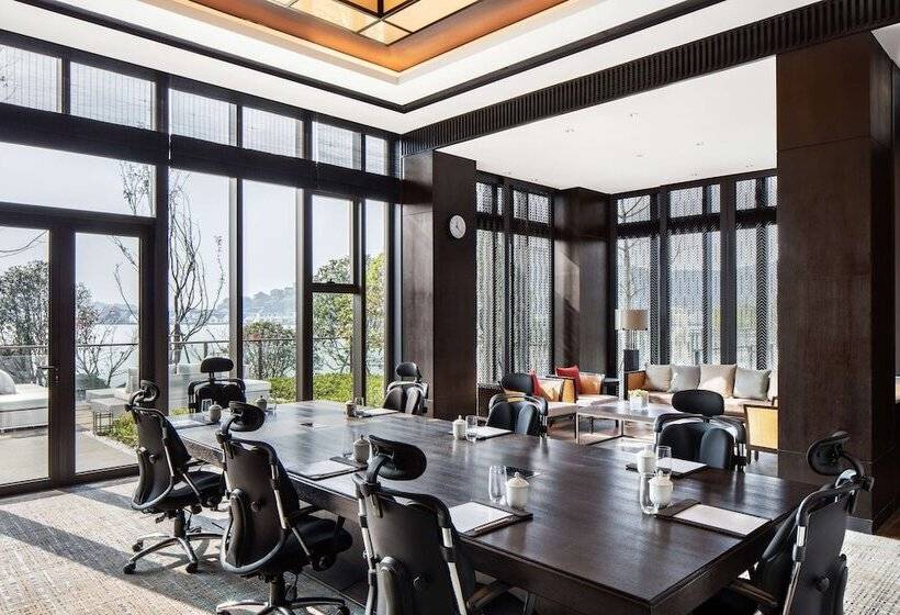 استراحتگاه Hilton Ningbo Dongqian Lake