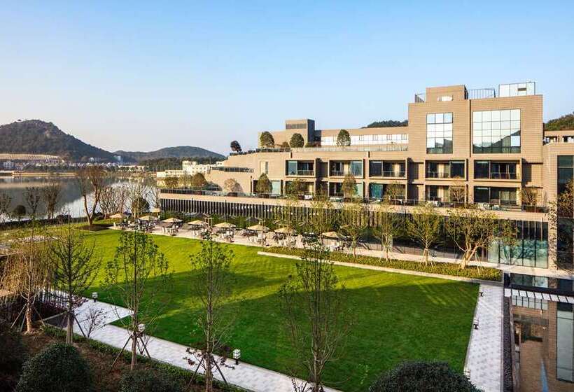 استراحتگاه Hilton Ningbo Dongqian Lake