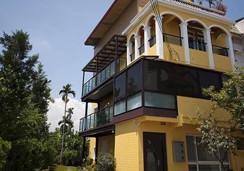 تختخواب و صبحانه Little Sunshine