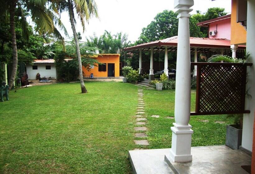 هتل Riverside Cabanas