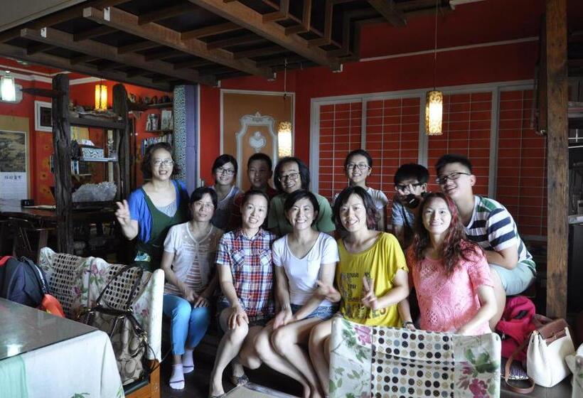 تختخواب و صبحانه A Home