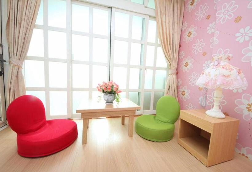 تختخواب و صبحانه Avica Homestay