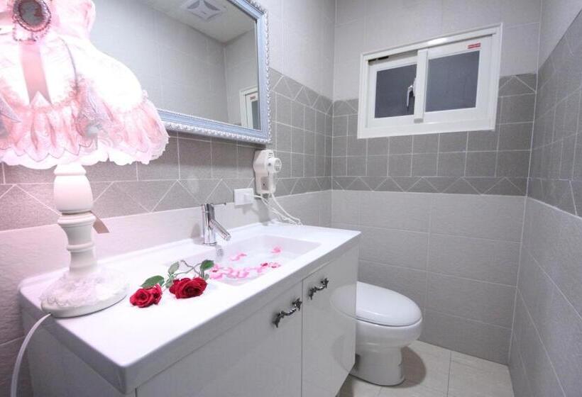 تختخواب و صبحانه Avica Homestay