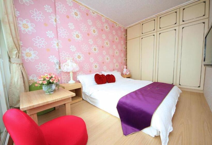 تختخواب و صبحانه Avica Homestay