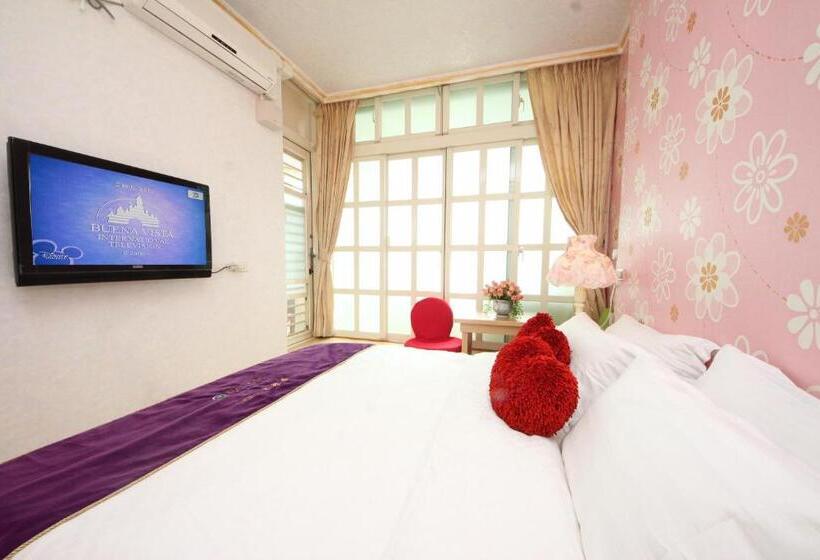 تختخواب و صبحانه Avica Homestay