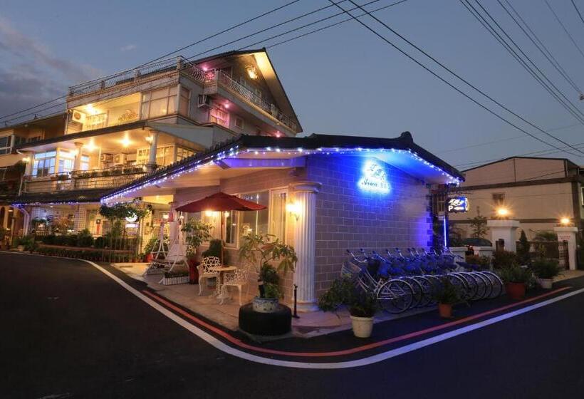 تختخواب و صبحانه Avica Homestay