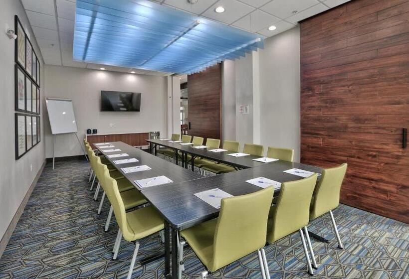 هتل Holiday Inn Express & Suites   Houston East   Beltway 8, An Ihg