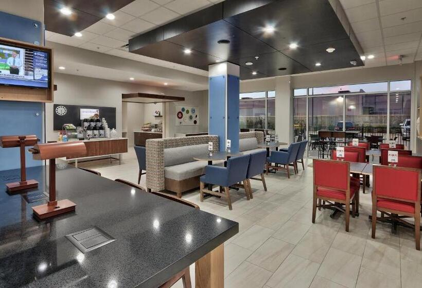 هتل Holiday Inn Express & Suites   Houston East   Beltway 8, An Ihg