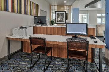 هتل Holiday Inn Express & Suites Houston East Beltway 8, An Ihg