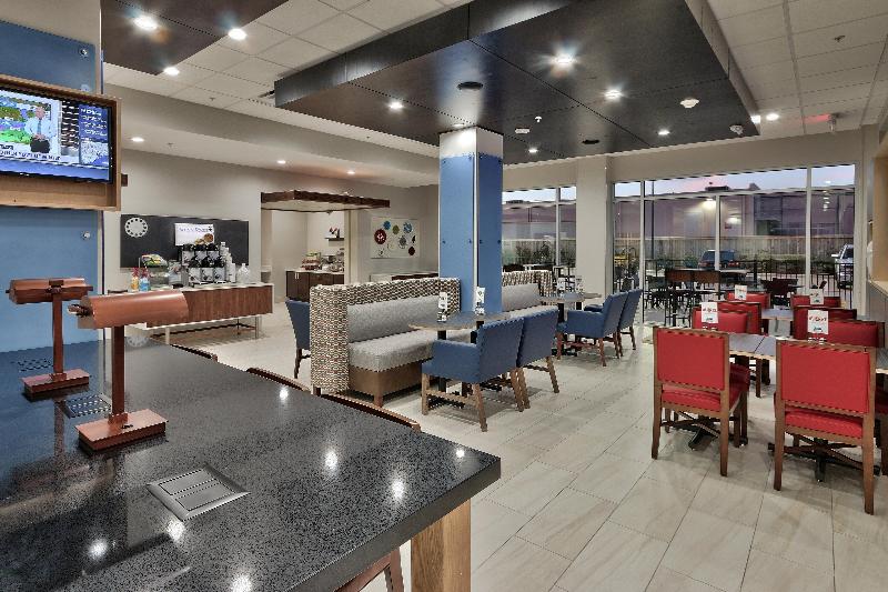 هتل Holiday Inn Express & Suites   Houston East   Beltway 8, An Ihg