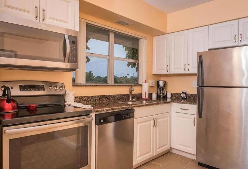 فندق Palm Beach Waterfront Suites