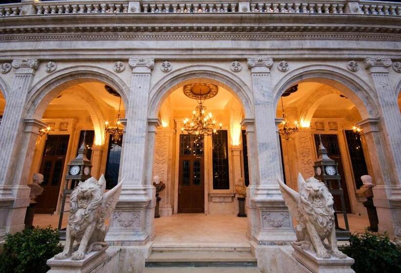 هتل The Old England Manor