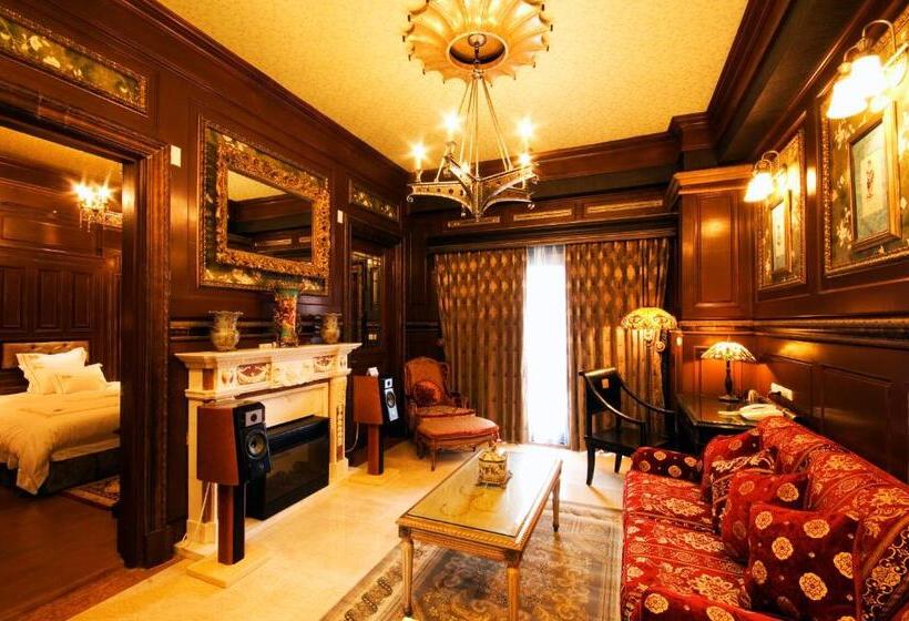 هتل The Old England Manor