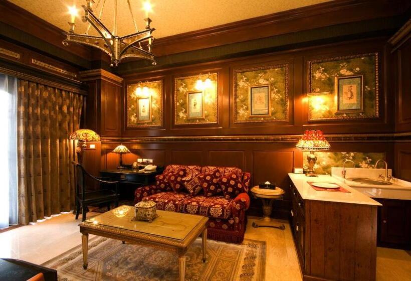 هتل The Old England Manor