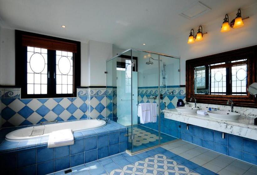 هتل The Old England Manor