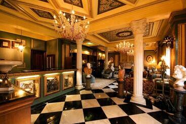 هتل The Old England Manor