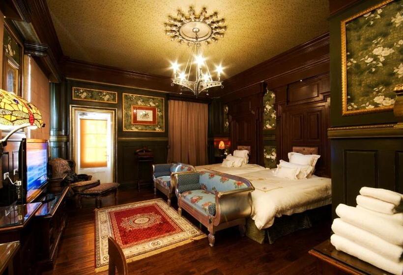 هتل The Old England Manor