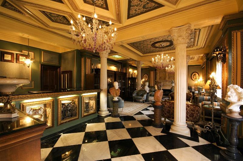 هتل The Old England Manor