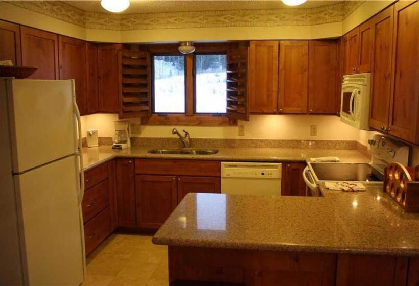 Отель Woods Manor 101a