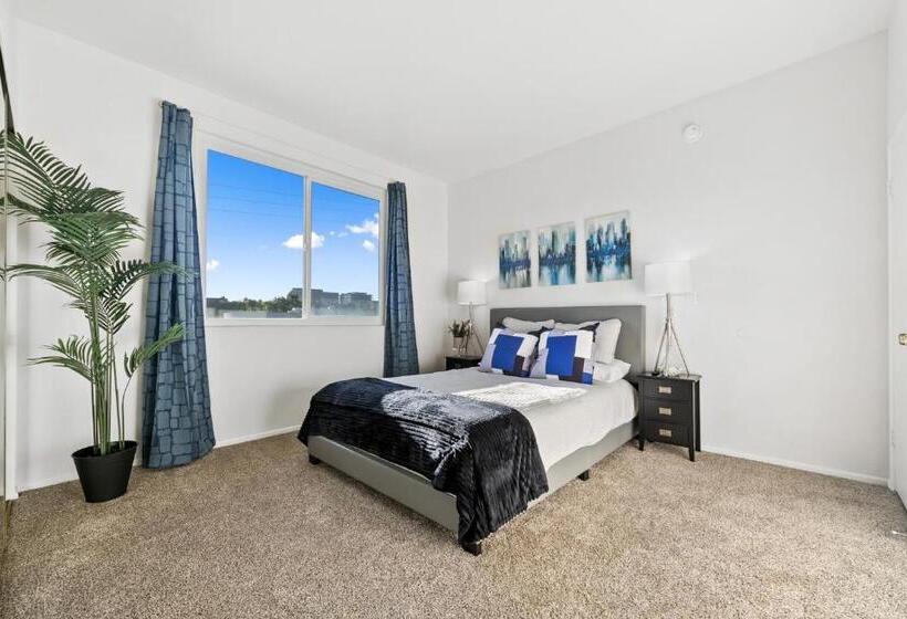 Beverly Hills Penthouse 2 Br Apt With Parking 407