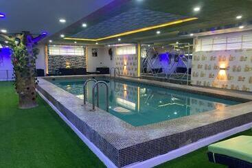 هتل Mok Apartments & Suites
