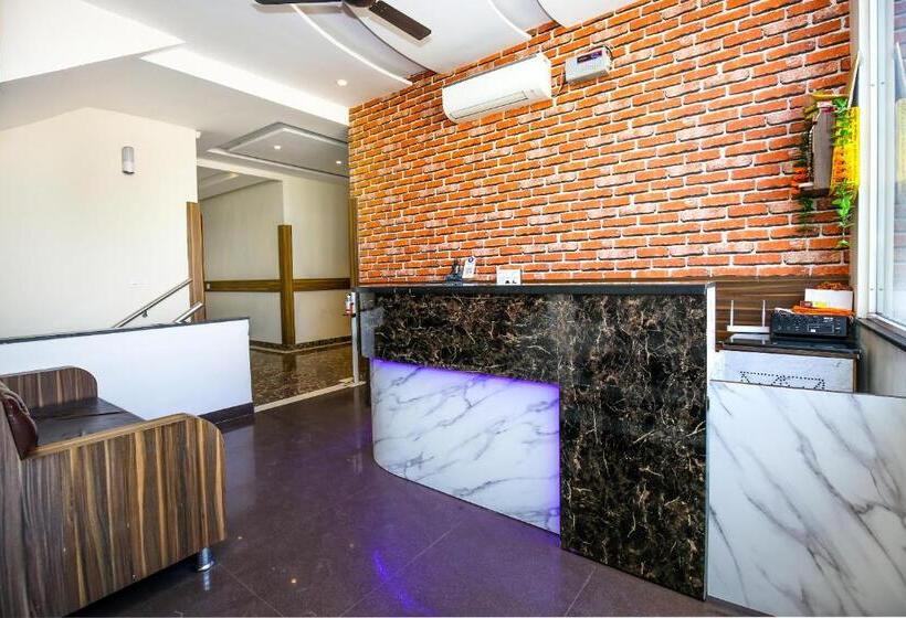 ホテル Woodcrest Zirakpur Chandigarh  Best Family