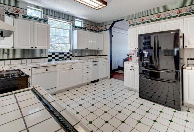 هتل Eagle’s Landing Lodge