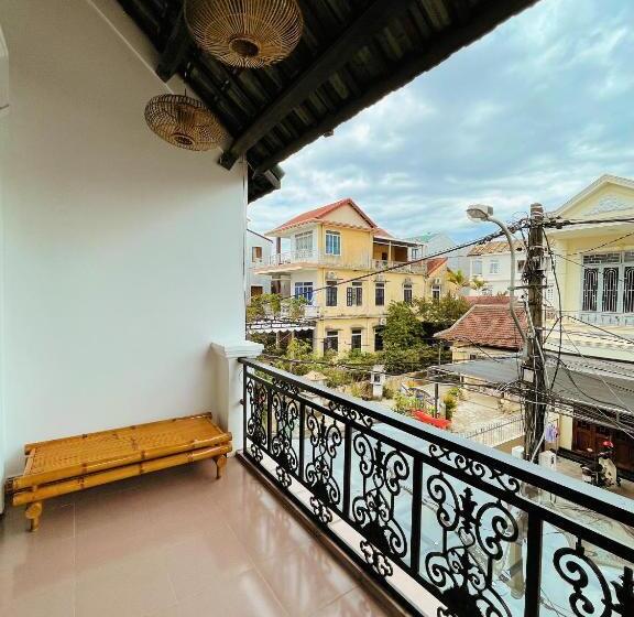 هتل Under The Sun Homestay