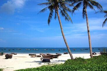 Luxury Hotel Near Da Nang Beach   Charming Beauty