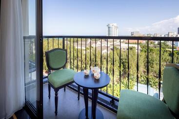 Luxury Hotel Near Da Nang Beach   Charming Beauty