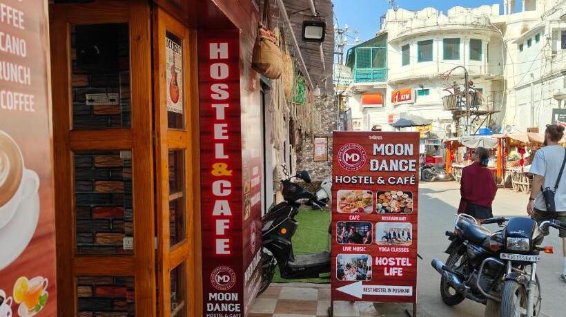 Moon Dance Hostel And Cafe