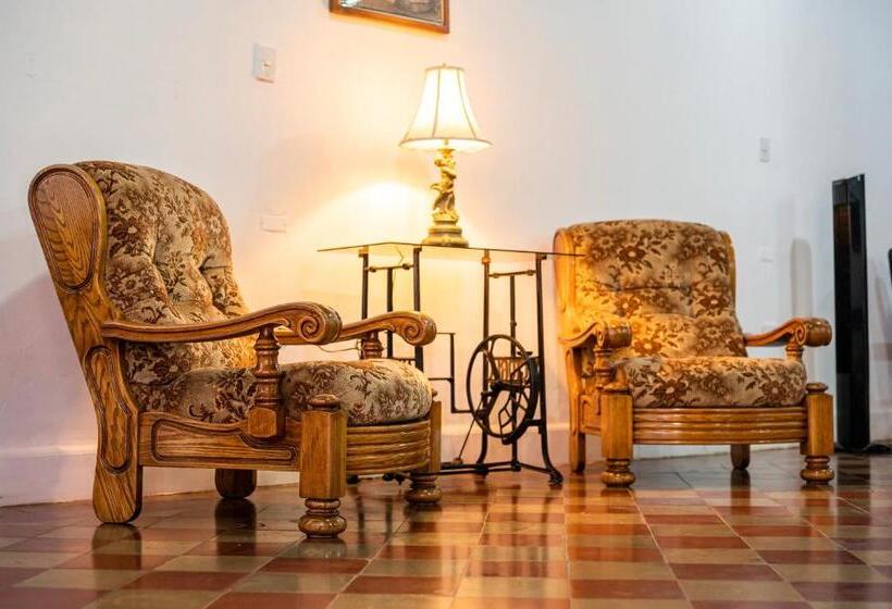 هاستل Hostal Victoria