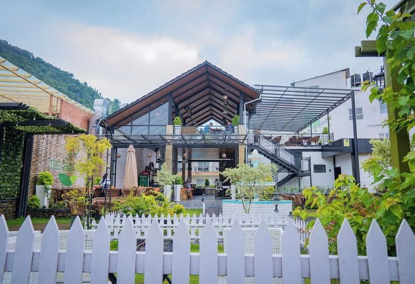 Majestic Lake Front Hotel & Suites