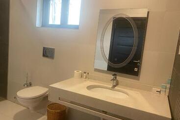 هتل Breezes Beach Resort