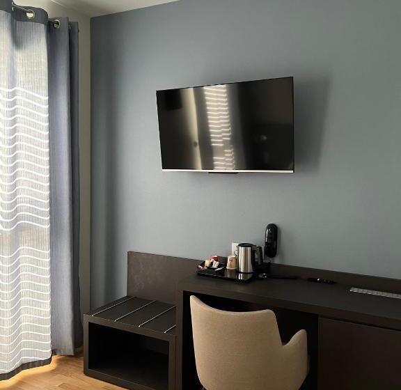 Logis Hotel Du Parc Restaurant   Le Rouget De Lisle