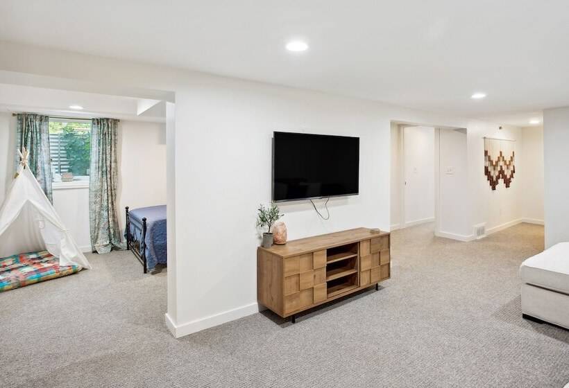 Charming & Bright Crystal Home W/ Fire Table!