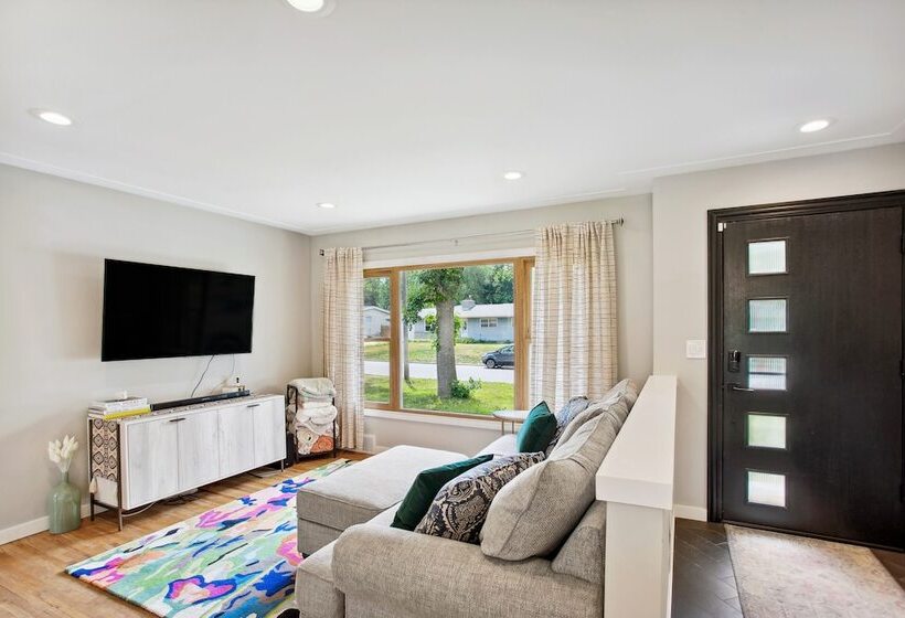 Charming & Bright Crystal Home W/ Fire Table!